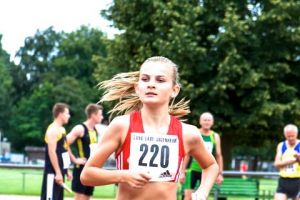 Linda Geißler während ihres 1500m Debuts in Pfungstadt