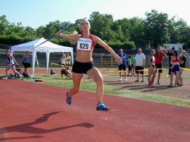 Karla Botz schleudert den Speer zur Badischen Meisterschaft