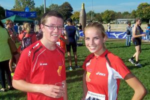 Julius Ott und Jara Geißler freuen sich über ihre Altersklassensiege beim Feudenheimer Herbstlauf