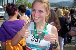 Jara Geißler nach Ihrer Halbmarathonpremiere im Ziel in Freiburg