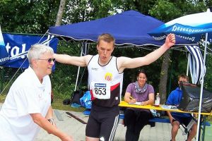 Florian Oswald jubelt über 7,71 m bei den Badischen Meisterschaften - für die Bestenliste leider mit einem Hauch zuviel Rückenwind.