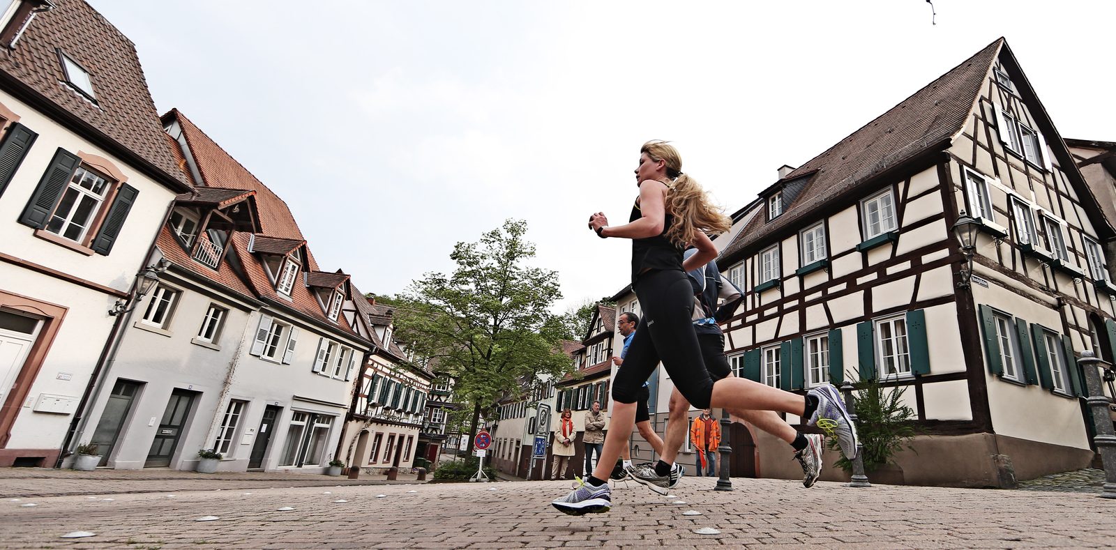 Läuferinnen vor Fachwerkhäusern mitten in der Weinheimer Altstadt