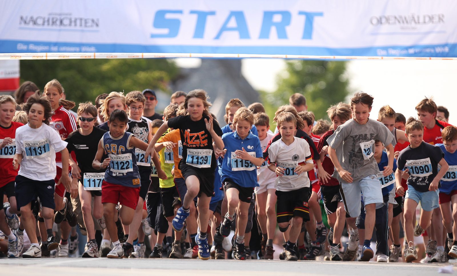 Kinder starten gemeinsam unter dem START-Banner beim Altstadtlauf