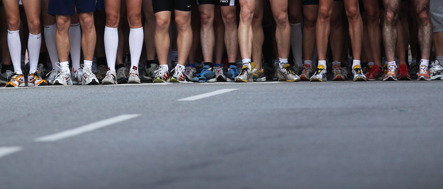 Startaufstellung mit Laufschuhen und Startnummern beim Altstadtlauf Weinheim